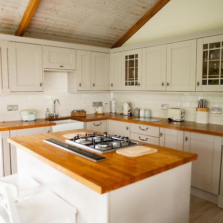 The Anchorage & The Tackleshed Hotel Llancarfan Ruang foto