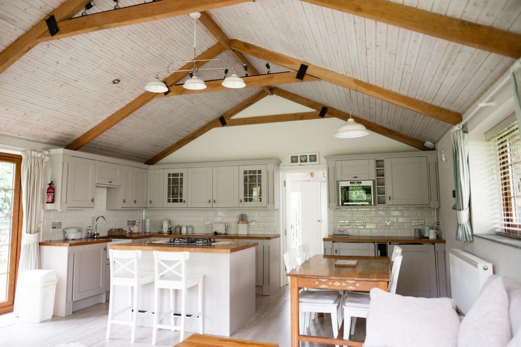 The Anchorage & The Tackleshed Hotel Llancarfan Ruang foto