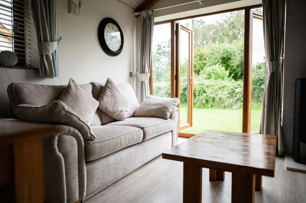 The Anchorage & The Tackleshed Hotel Llancarfan Ruang foto
